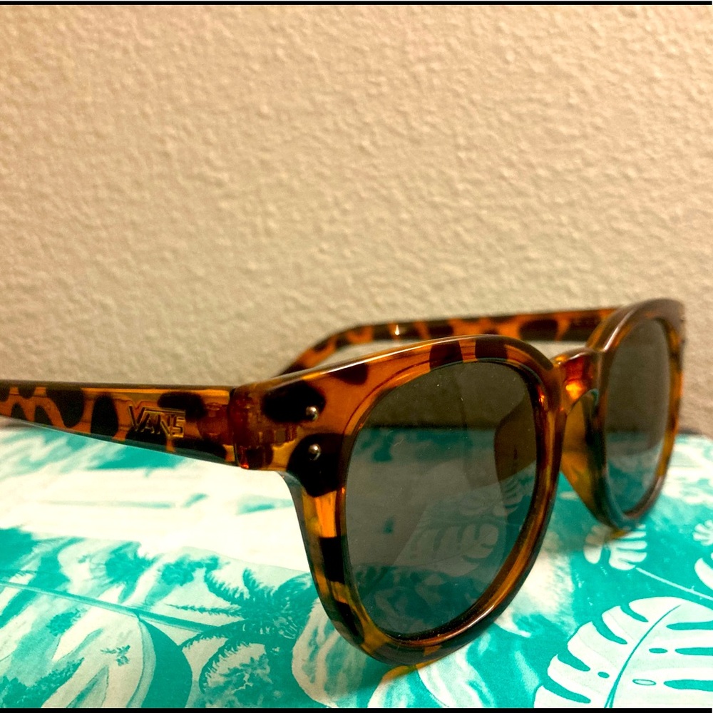 Vans tortoiseshell sunglasses 🌞🌴